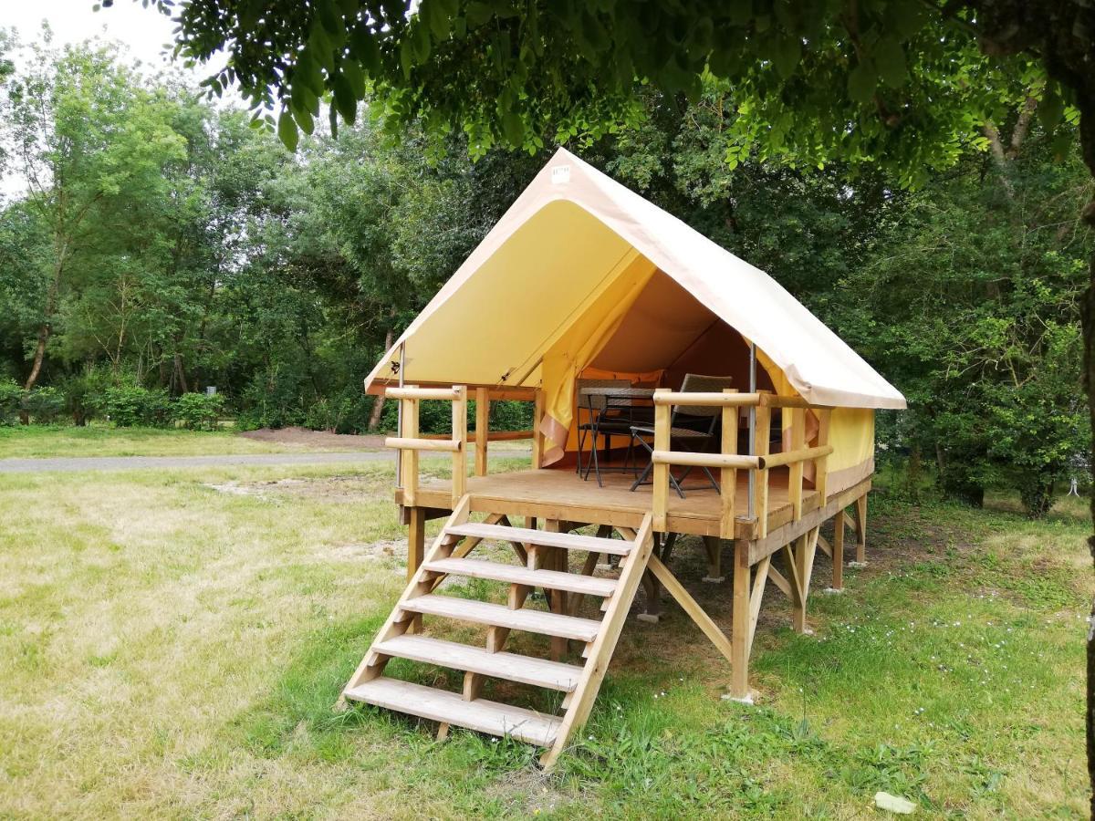Отель Camping La Fritillaire Savigny-en-veron Экстерьер фото